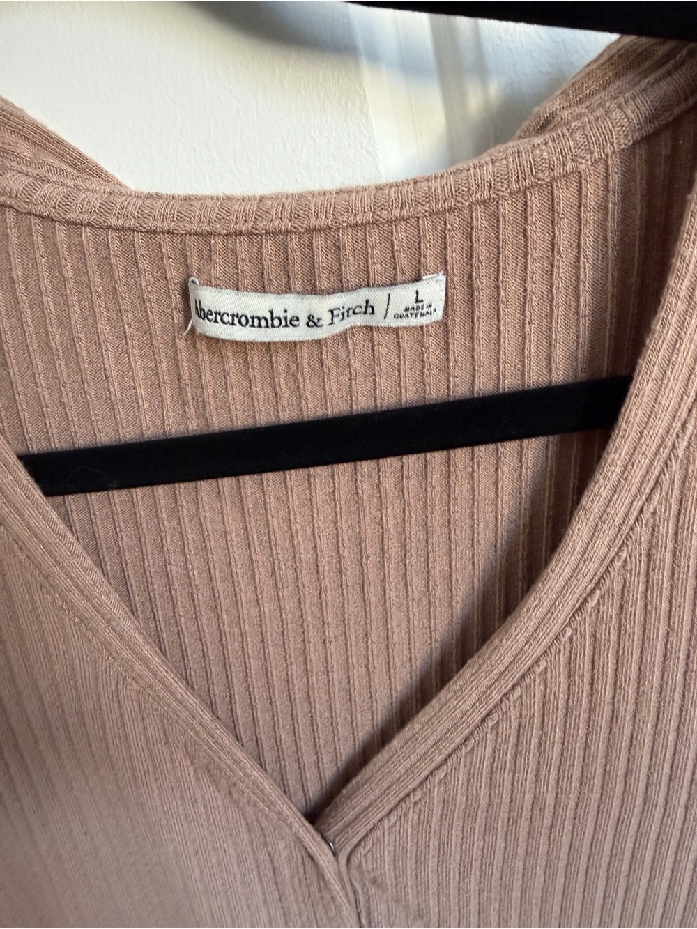 Abercrombie & Fitch Ribbed V-Neck Sweater Top in Dusty Pink